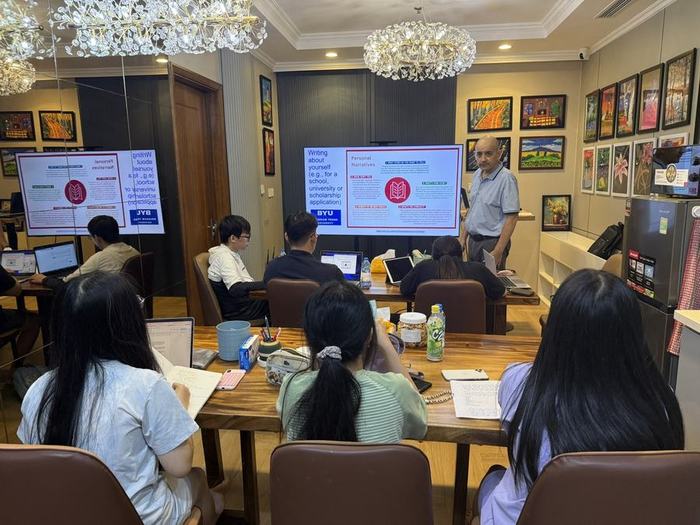 Chuyên gia cố vấn học tập PGS.TS. Abel D.Alonso đồng hành xuyên suốt khóa học